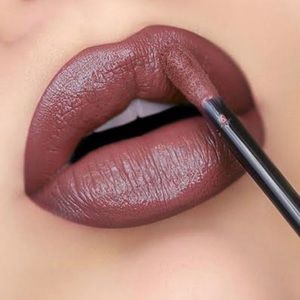 HUDA BEAUTY - Demi Matte Cream Lipstick. RÉVOLUTIONNAIRE
